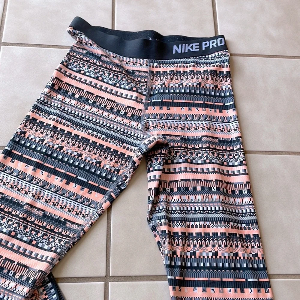 Nike Pro Women's Printed Training Leggings - Peach/Black